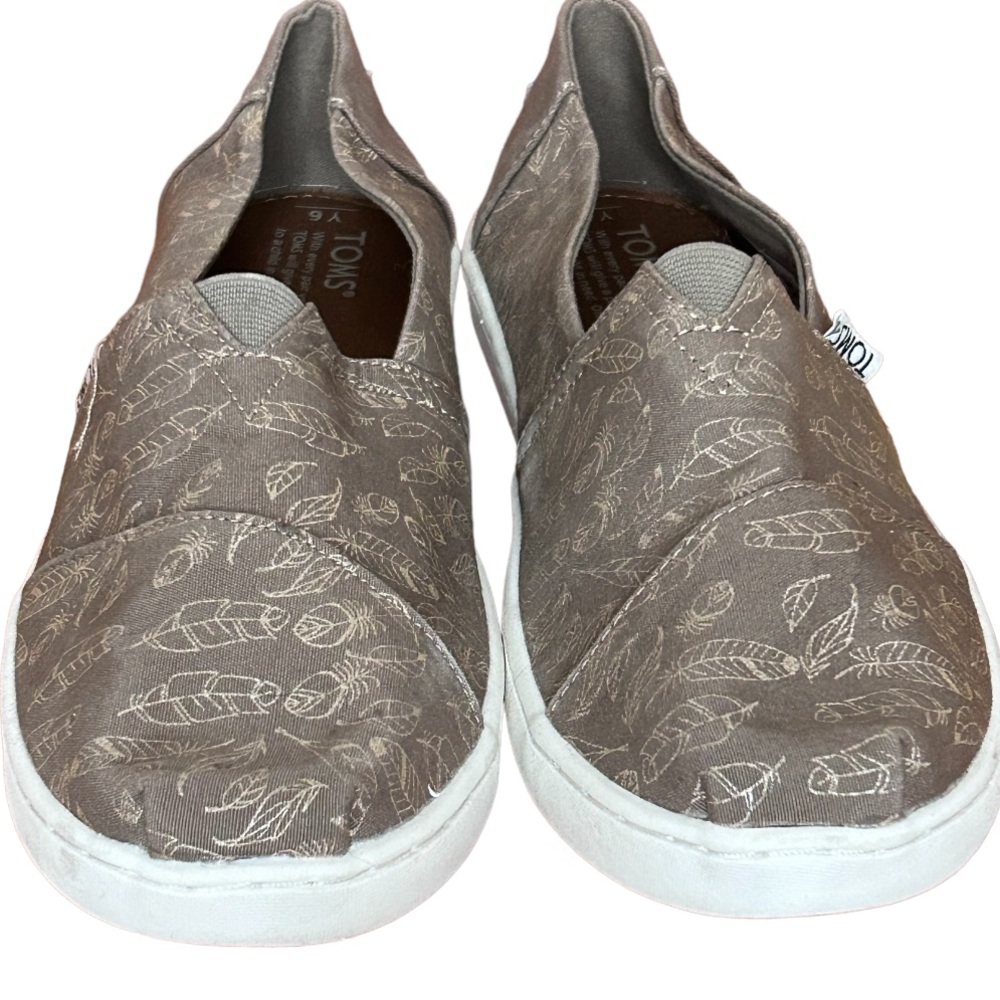 NWOT Kids TOMS Desert Taupe Foil Feathers size 6 - Picture 1 of 4